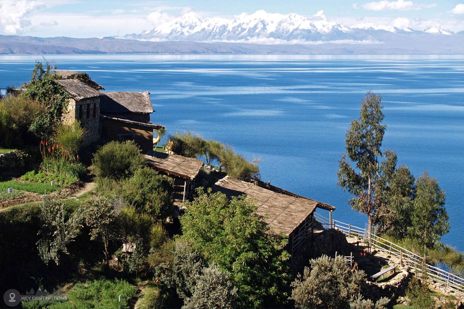 Высочайшее судоходное озеро. Боливия озеро Титикака. Озеро Титикака Перу. Южная Америка озеро Титикака. Перу фото озеро Титикака.